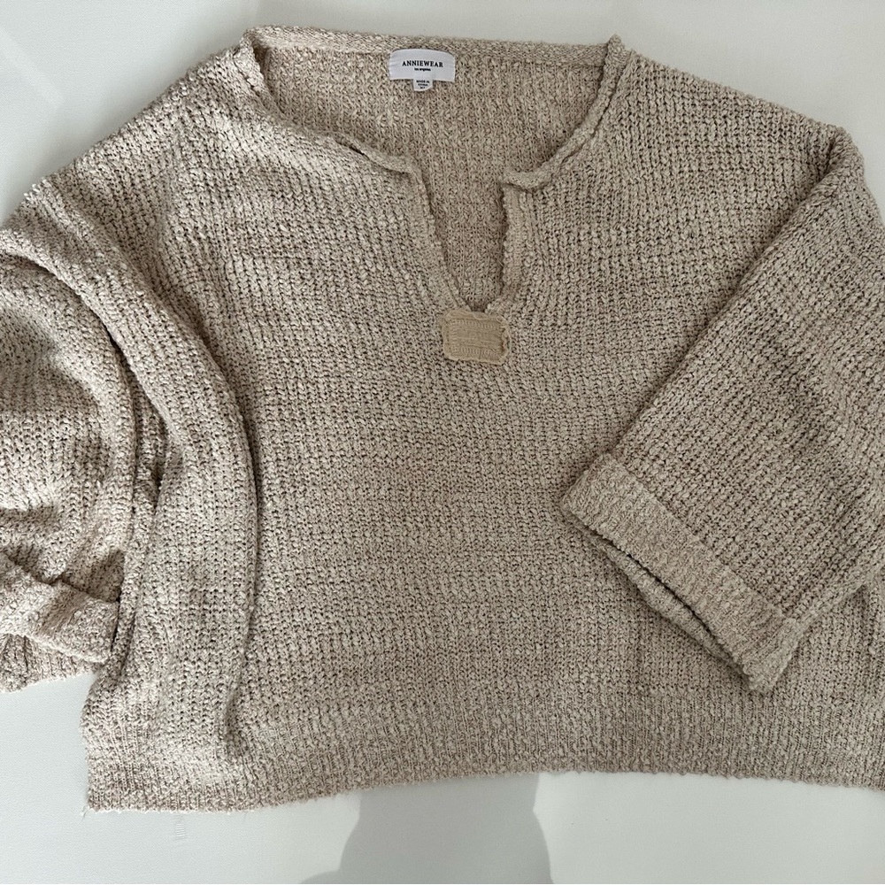 Anniewear LA/Women's Beige V-Neck Sweater